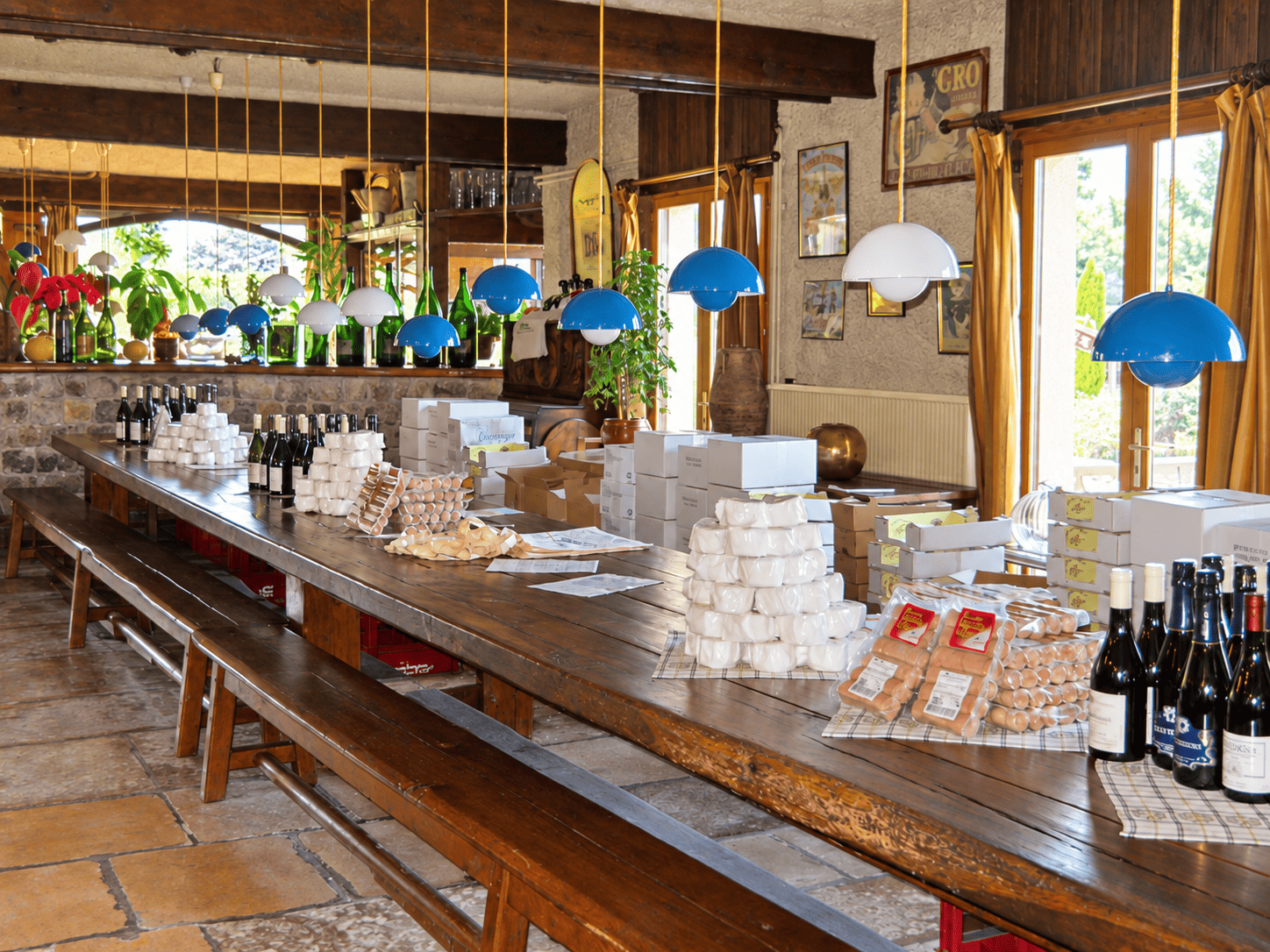 Table de produits régionaux et bouteilles à La Mangeoire
