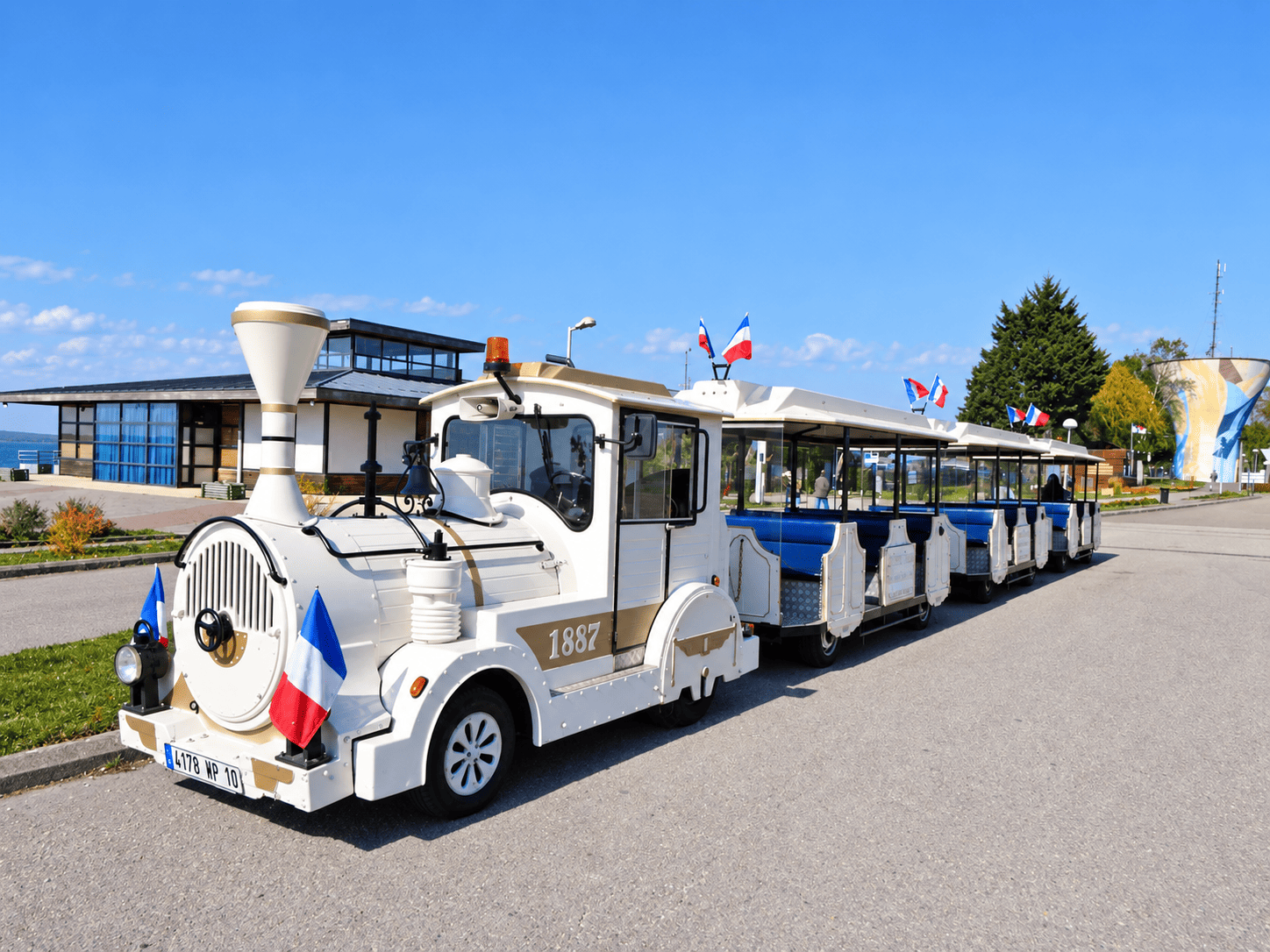 Locomotive du petit train touristique, vue de trois quarts