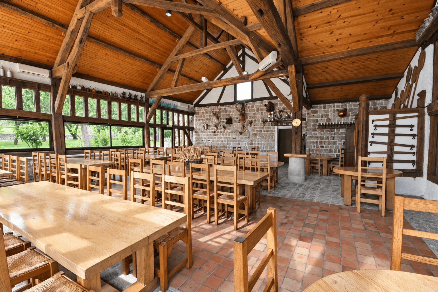 Salle lumineuse de La Mangeoire et sa charpente apparente